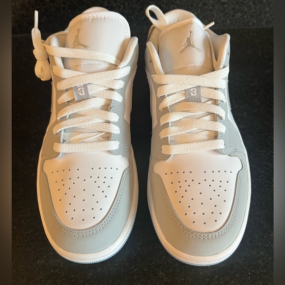 NIB Women’s Air Jordan 1 Low White/Wolf Grey-Aluminum DC0774-105 - Picture 6 of 10